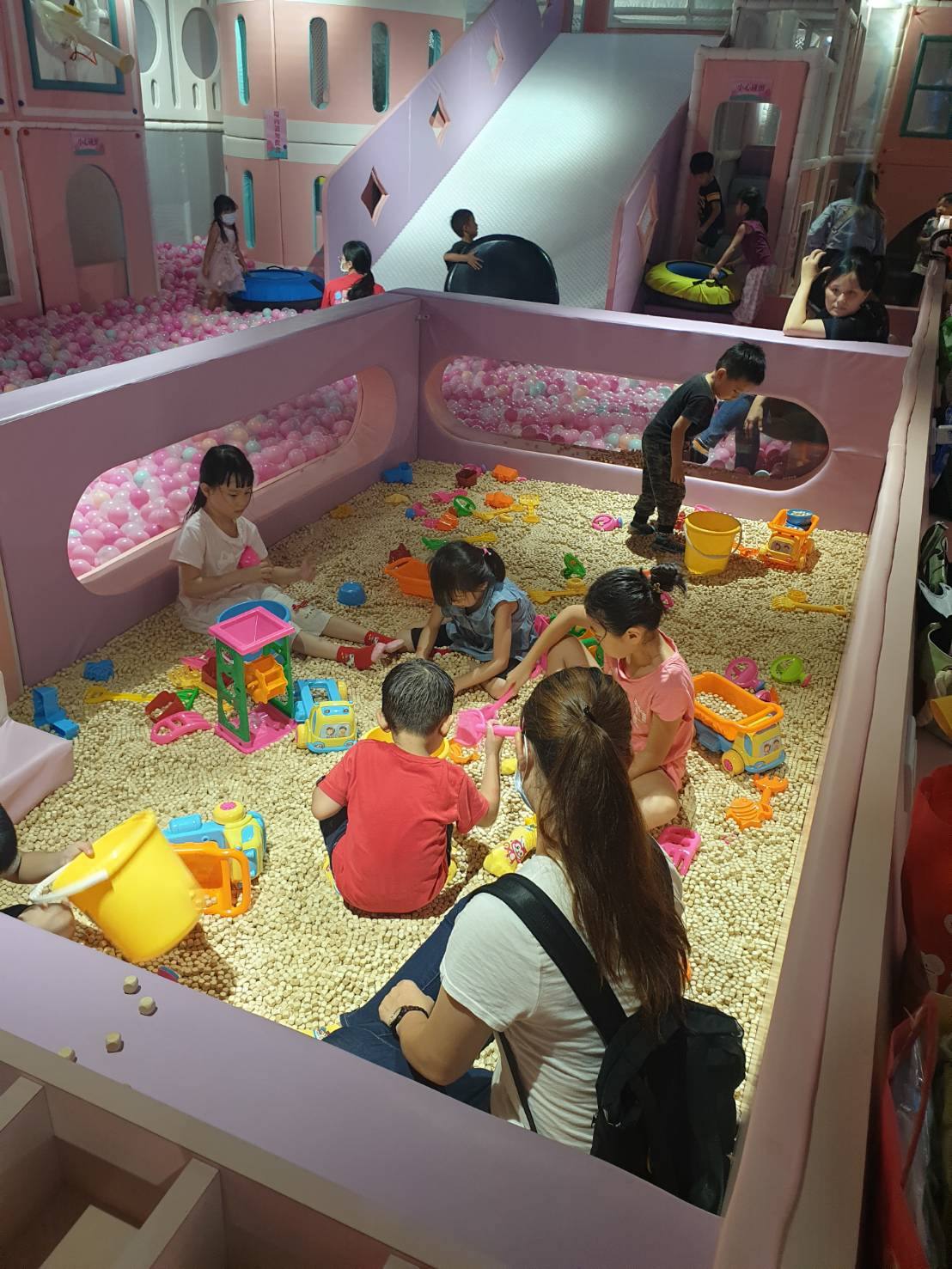 已停業【新北|板橋景點】追風奇幻島-愛力獅異想童話|新景點!一票玩到底不限時暢玩,交通、用餐都非常便利,球池、沙坑還有彈跳蹦蹦床。 - 第3張圖