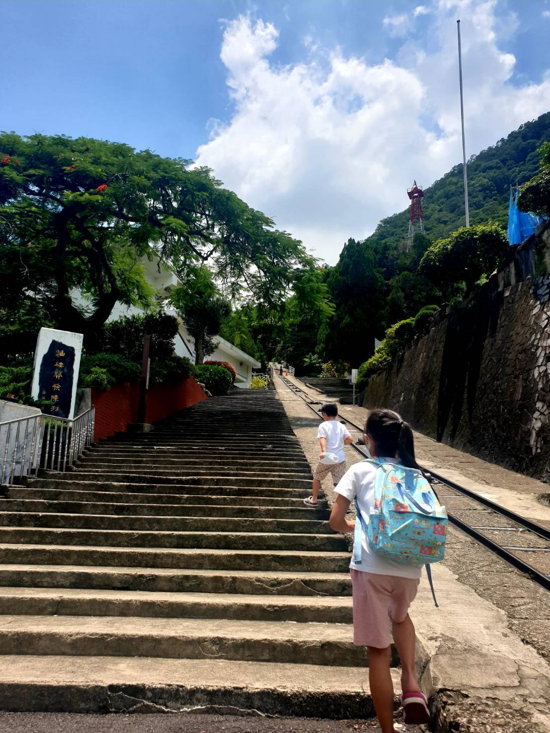【苗栗|公館景點】台灣油礦陳列館|免門票!搭乘時光纜車穿梭鑽井的年代,古色古香復古建物,館內許多親子互動媒體,還有VR潛入深海模擬鑽井,充滿寓教於樂的體驗。 - 第21張圖