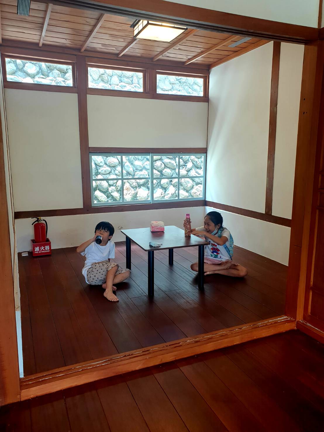 【苗栗|公館景點】台灣油礦陳列館|免門票!搭乘時光纜車穿梭鑽井的年代,古色古香復古建物,館內許多親子互動媒體,還有VR潛入深海模擬鑽井,充滿寓教於樂的體驗。 - 第20張圖