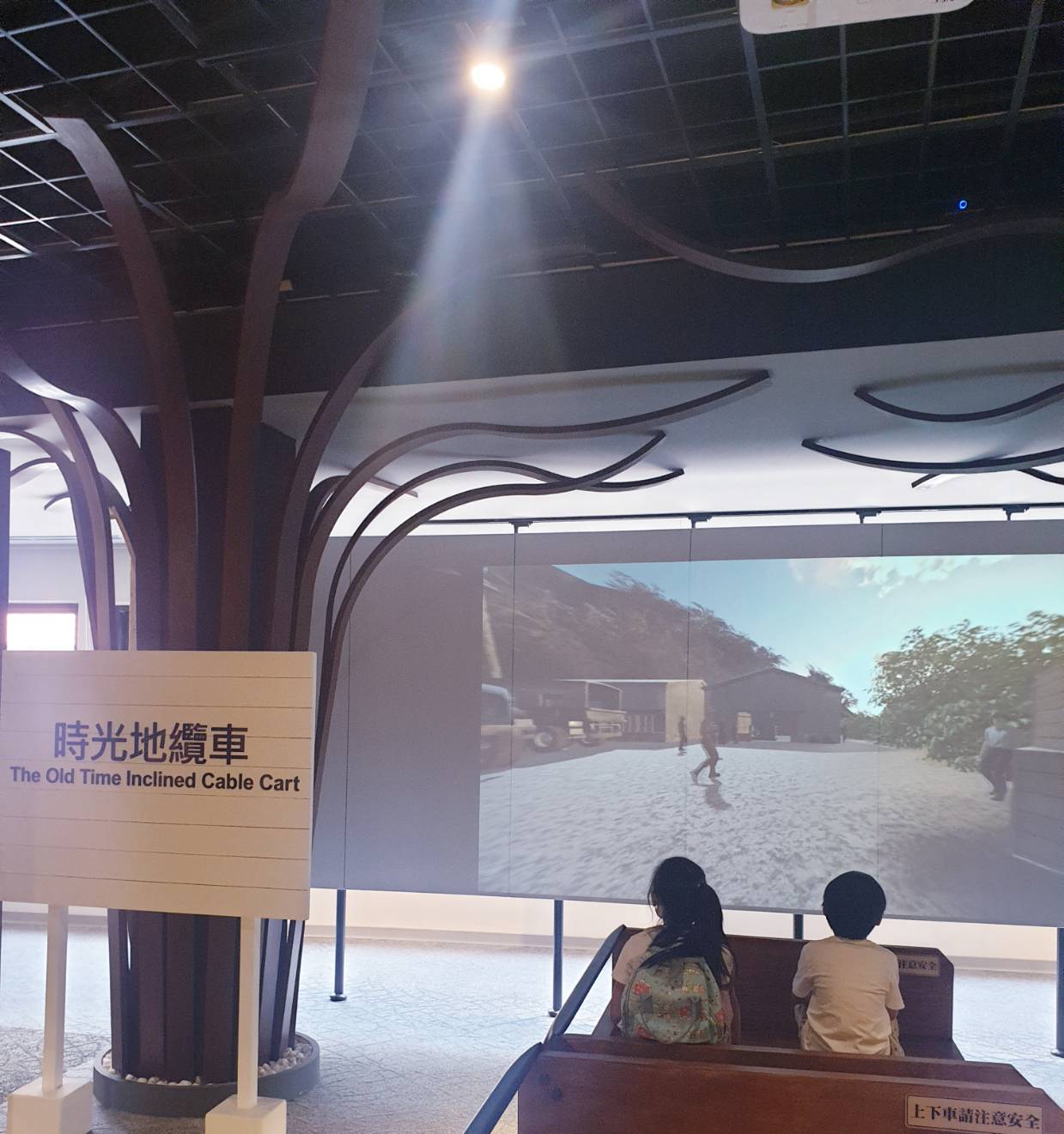 【苗栗|公館景點】台灣油礦陳列館|免門票!搭乘時光纜車穿梭鑽井的年代,古色古香復古建物,館內許多親子互動媒體,還有VR潛入深海模擬鑽井,充滿寓教於樂的體驗。 - 第15張圖