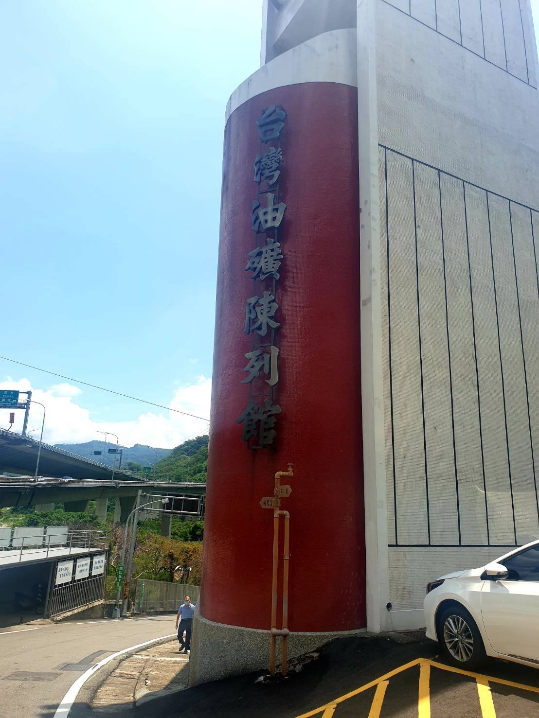 【苗栗|公館景點】台灣油礦陳列館|免門票!搭乘時光纜車穿梭鑽井的年代,古色古香復古建物,館內許多親子互動媒體,還有VR潛入深海模擬鑽井,充滿寓教於樂的體驗。 - 第8張圖