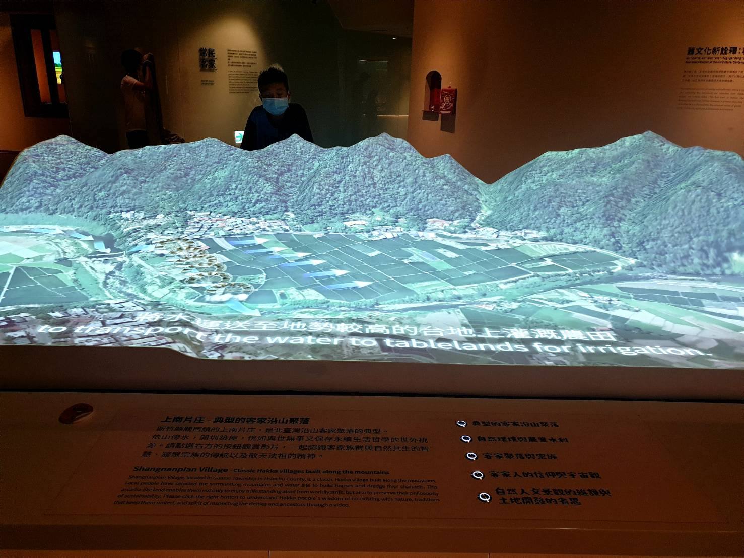 【苗栗|銅鑼景點】臺灣客家文化館|免門票!互動設施及VR體驗,寓教於樂客家文物,兒童館,有故事小劇場,另外還有3D劇場,可以規劃半天行程喔。 - 第42張圖