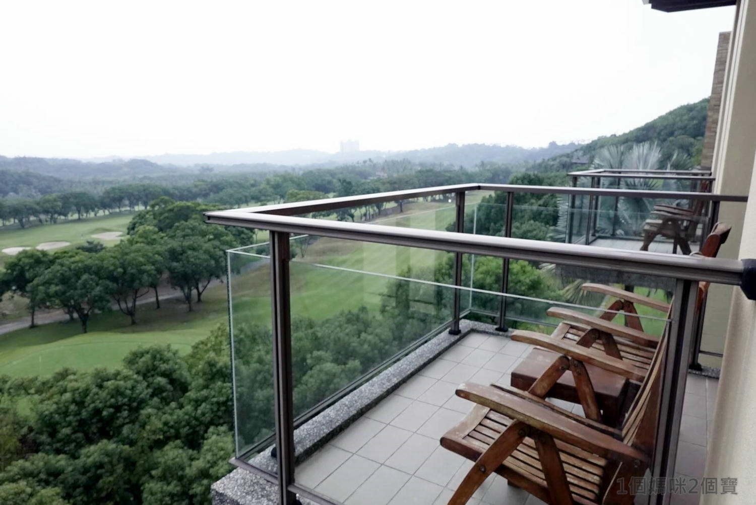 【嘉義親子飯店|雲登景觀飯店】位處阿里山山腳下,房內小陽台欣賞無限美景,空中高爾夫球場,兒童遊戲室,復古的紅白機遊戲租借,親子放鬆度假。 - 第23張圖