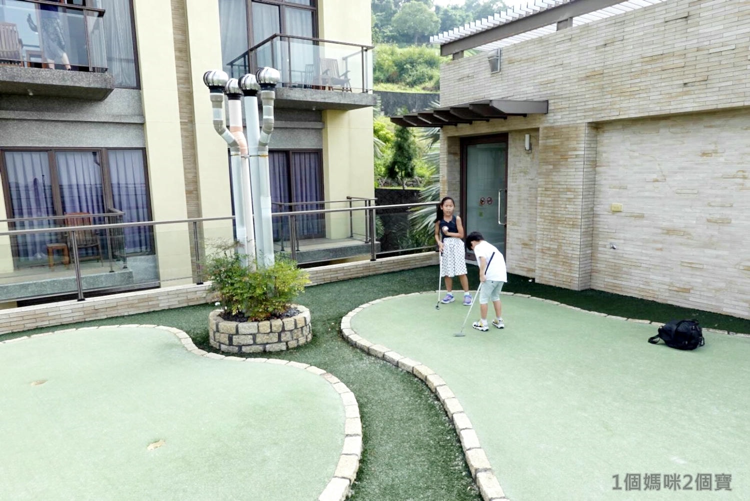 【嘉義親子飯店|雲登景觀飯店】位處阿里山山腳下,房內小陽台欣賞無限美景,空中高爾夫球場,兒童遊戲室,復古的紅白機遊戲租借,親子放鬆度假。 - 第42張圖