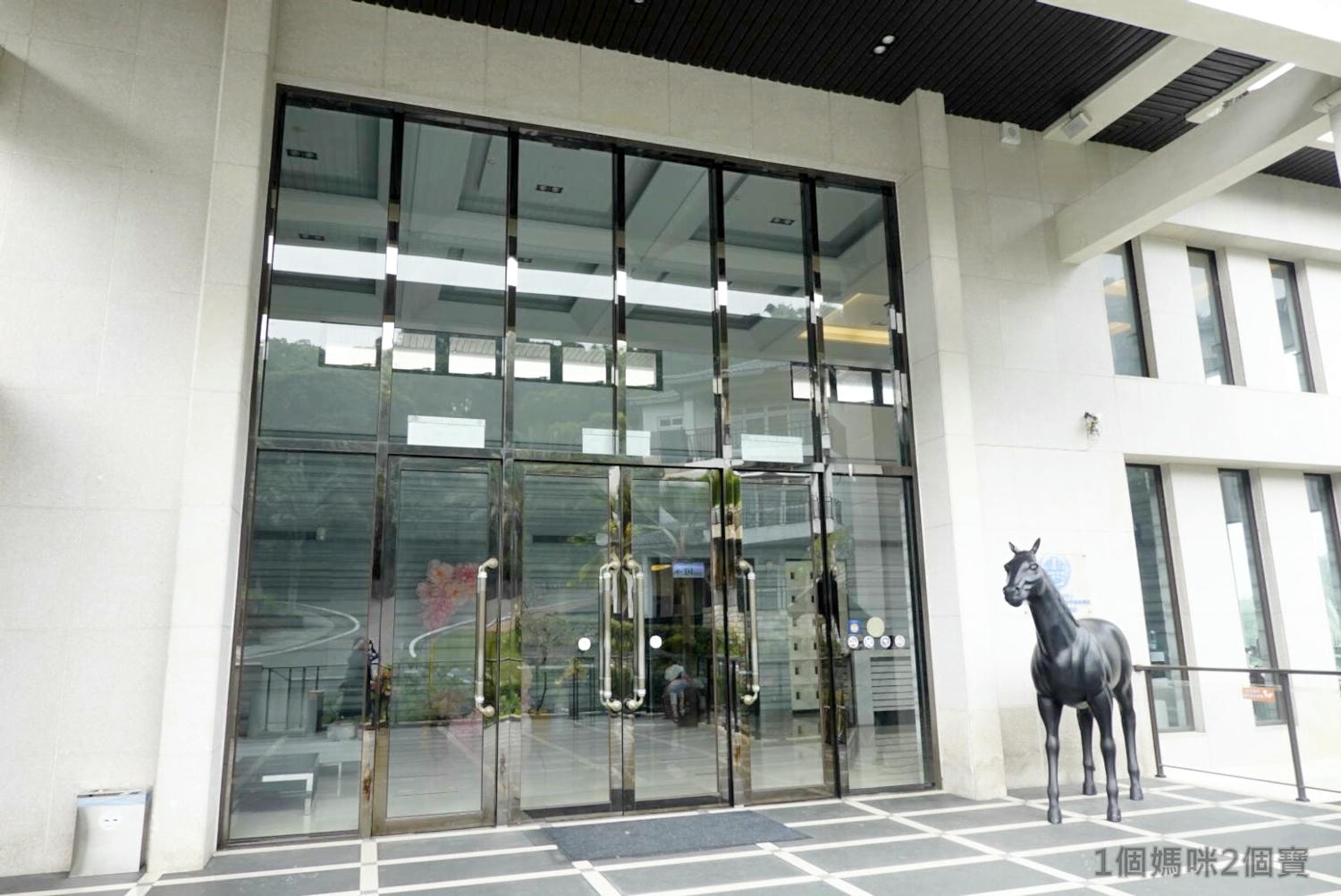 【嘉義親子飯店|雲登景觀飯店】位處阿里山山腳下,房內小陽台欣賞無限美景,空中高爾夫球場,兒童遊戲室,復古的紅白機遊戲租借,親子放鬆度假。 - 第10張圖