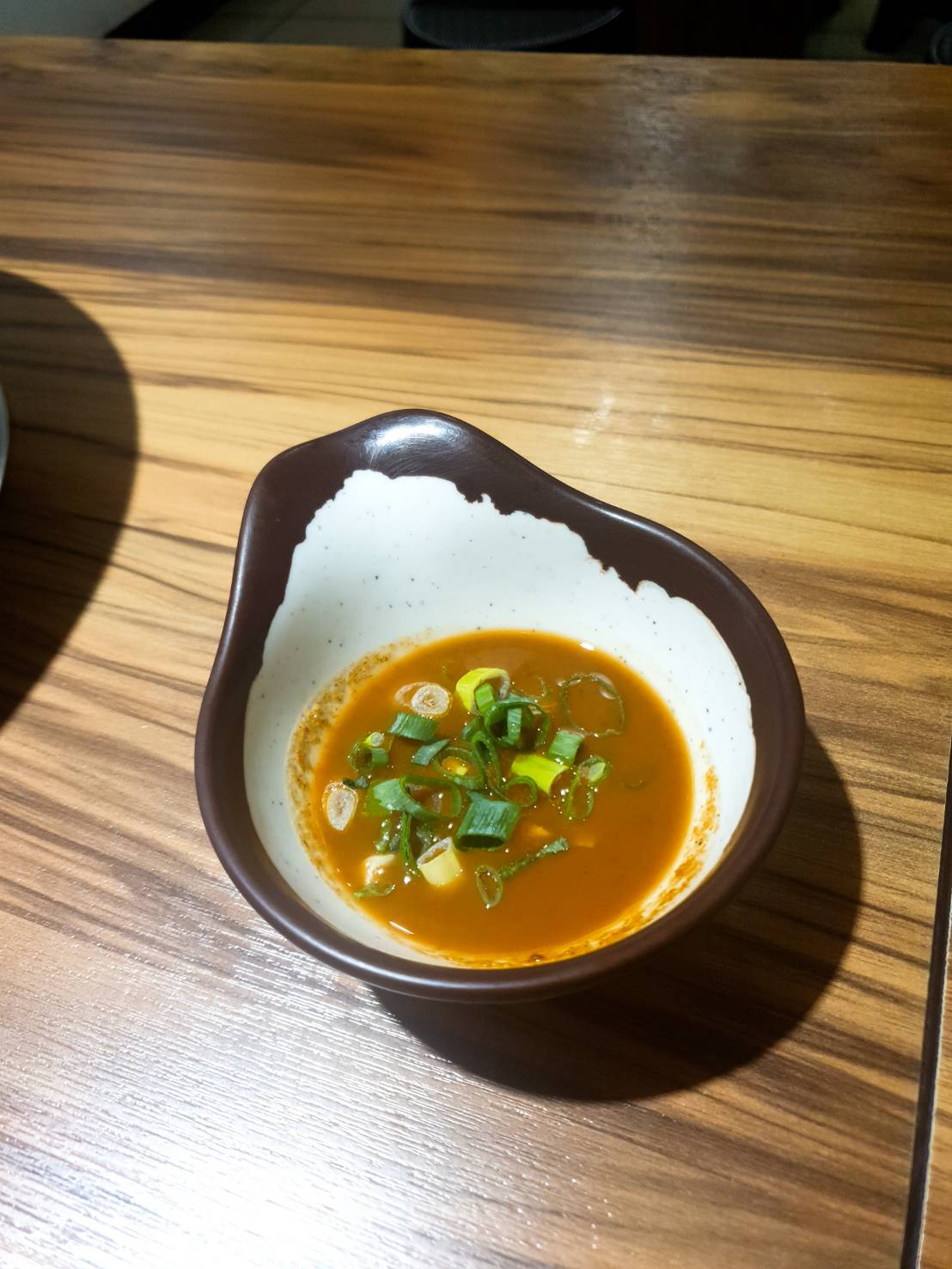 【宜蘭美食|究醬石頭火鍋】爆炒後的美味肉片及療癒的火鍋高湯! - 第6張圖