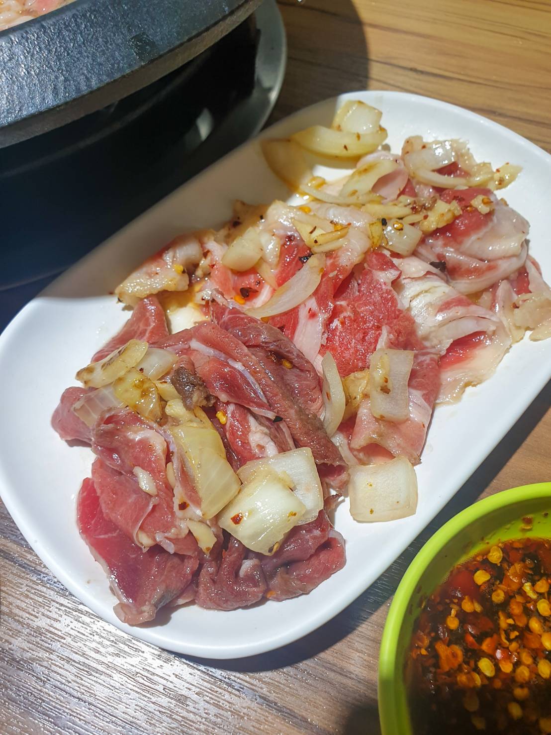 【宜蘭美食|究醬石頭火鍋】爆炒後的美味肉片及療癒的火鍋高湯! - 第8張圖