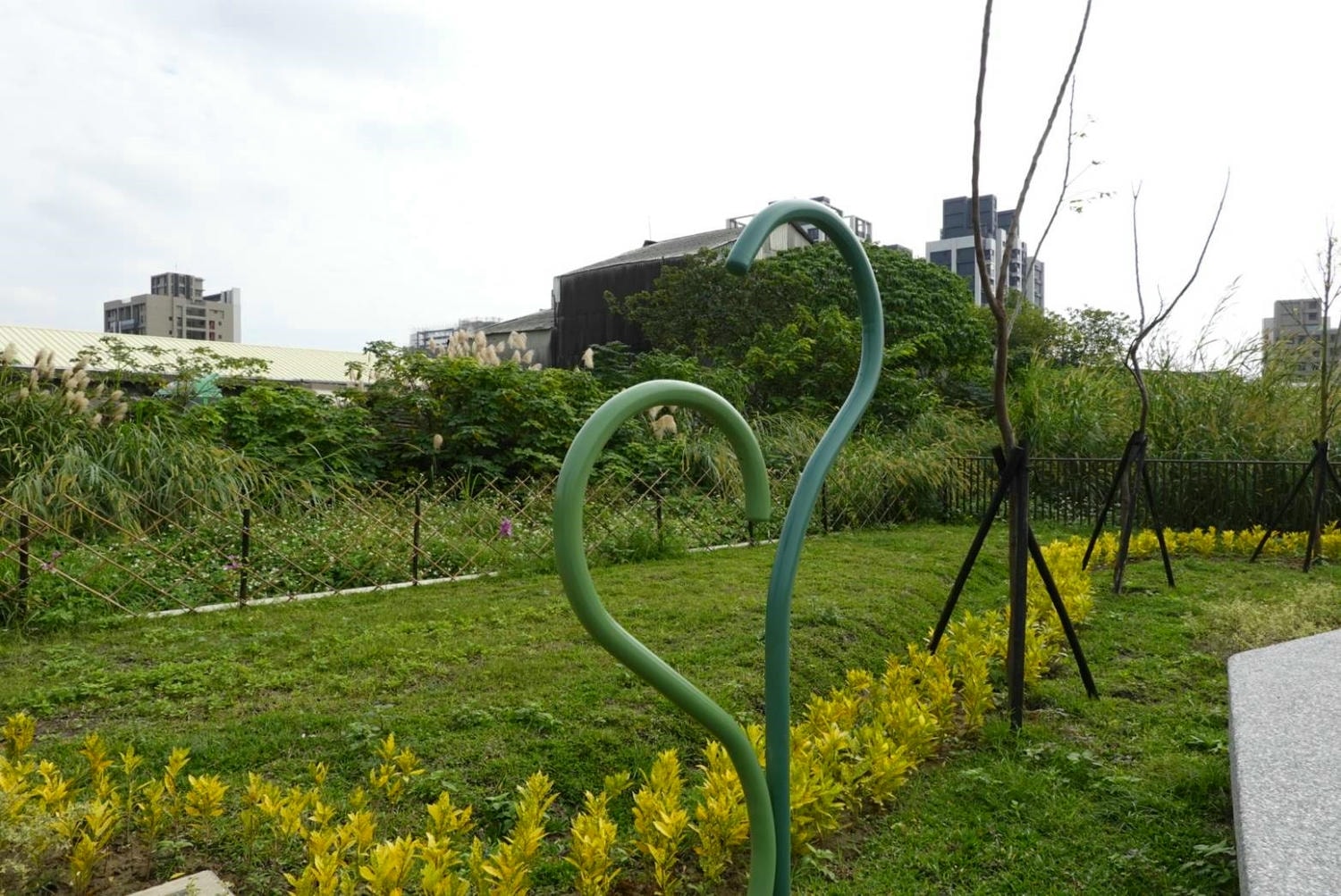 【新北景點| 鶯歌-逗逗龍公園,恐龍主題公園,巨大三角龍化石地景及玩水裝置。 - 第18張圖