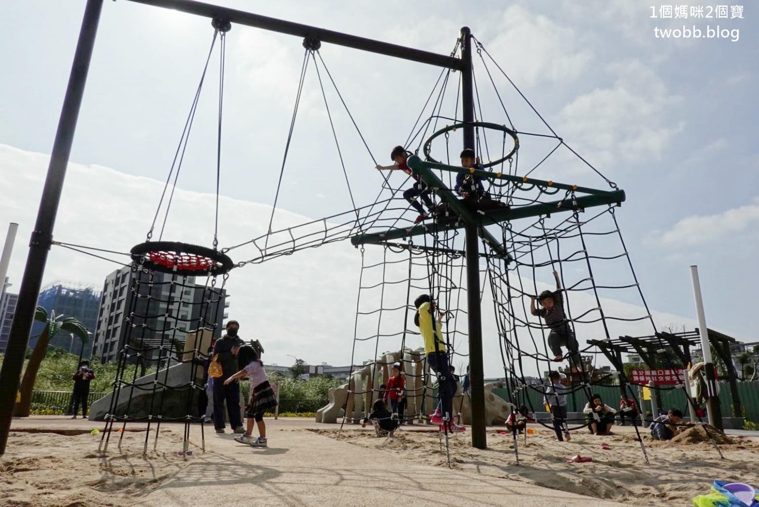 【新北景點| 鶯歌-逗逗龍公園,恐龍主題公園,巨大三角龍化石地景及玩水裝置。 - 第10張圖
