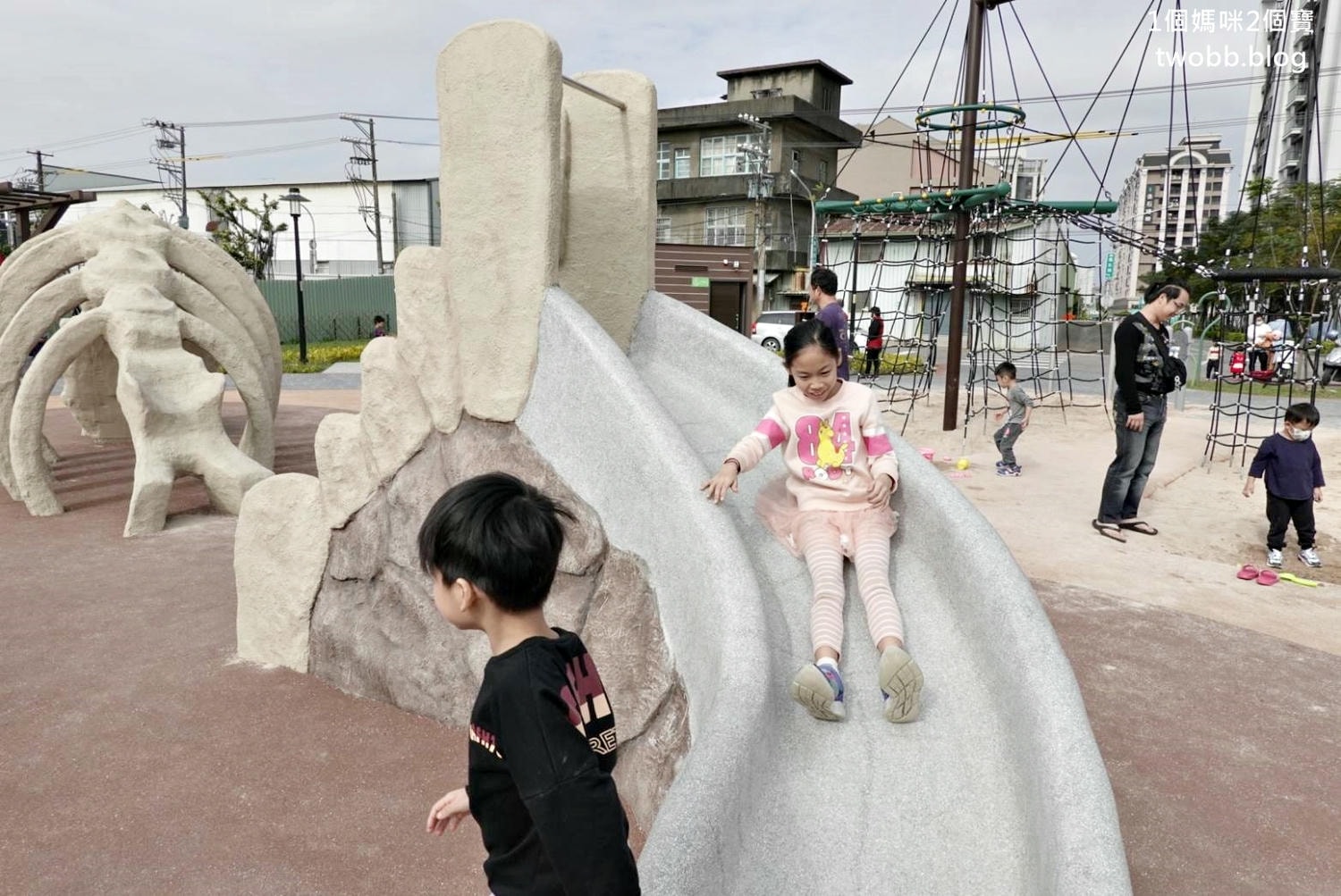 【新北景點| 鶯歌-逗逗龍公園,恐龍主題公園,巨大三角龍化石地景及玩水裝置。 - 第3張圖