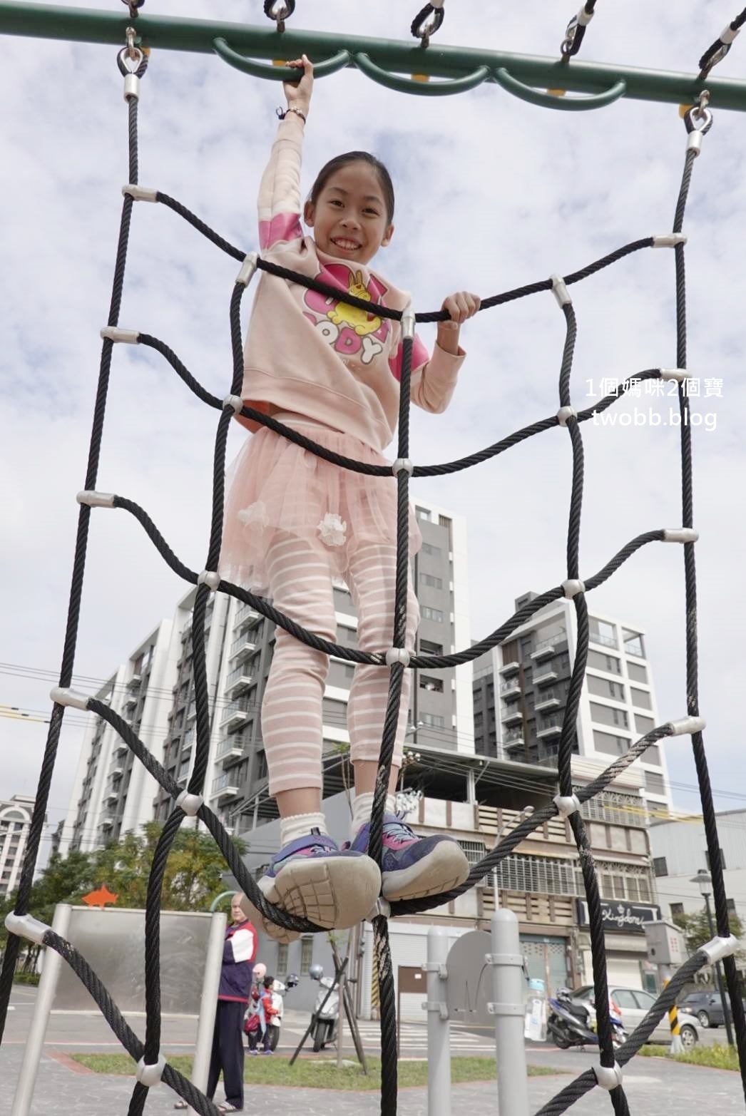 【新北景點| 鶯歌-逗逗龍公園,恐龍主題公園,巨大三角龍化石地景及玩水裝置。 - 第8張圖