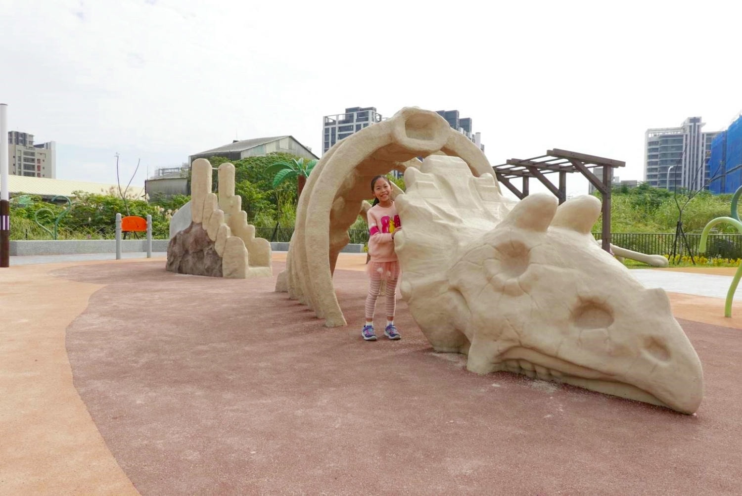 【新北景點| 鶯歌-逗逗龍公園,恐龍主題公園,巨大三角龍化石地景及玩水裝置。 - 第2張圖 逗逗龍公園