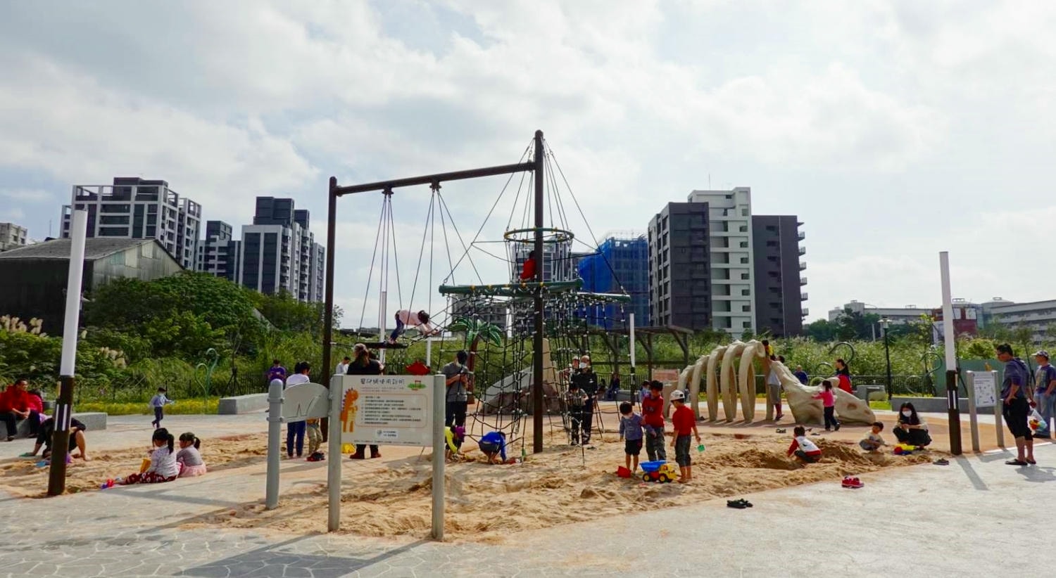 【新北景點| 鶯歌-逗逗龍公園,恐龍主題公園,巨大三角龍化石地景及玩水裝置。 - 第1張圖