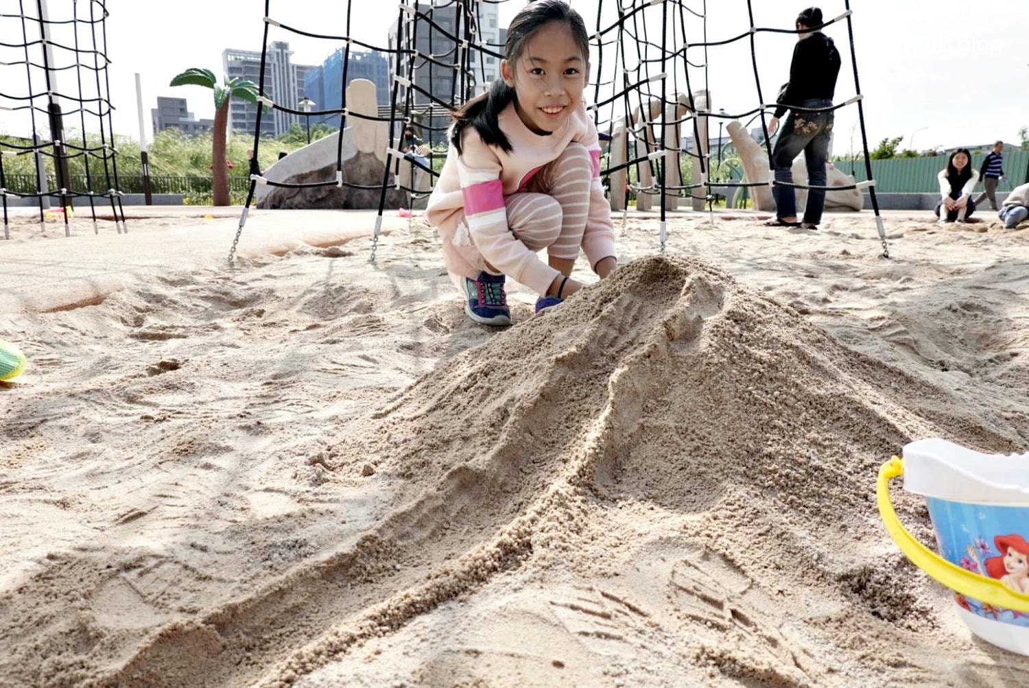 【新北景點| 鶯歌-逗逗龍公園,恐龍主題公園,巨大三角龍化石地景及玩水裝置。 - 第14張圖