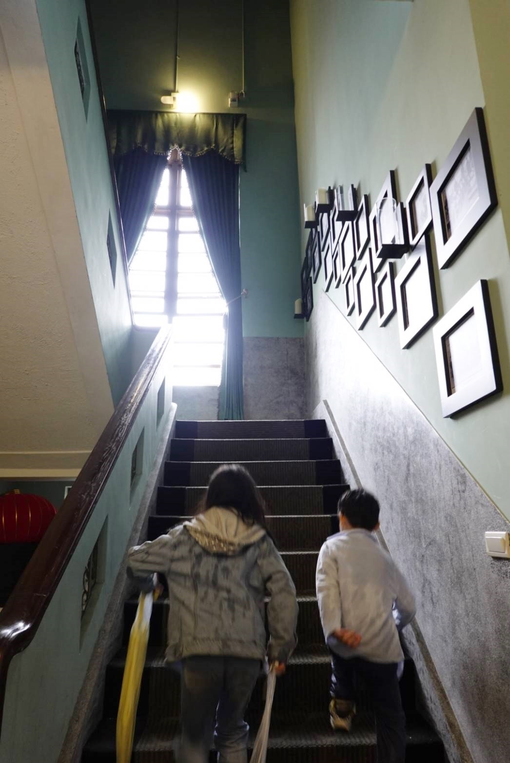 【南投景點| 稅務出張所-充滿文創風南投小白宮,戶外區有造景、小魚咬腳還有特洛伊木馬溜滑梯,融合復古東西方及魔法學院風格茶餐廳。 - 第45張圖
