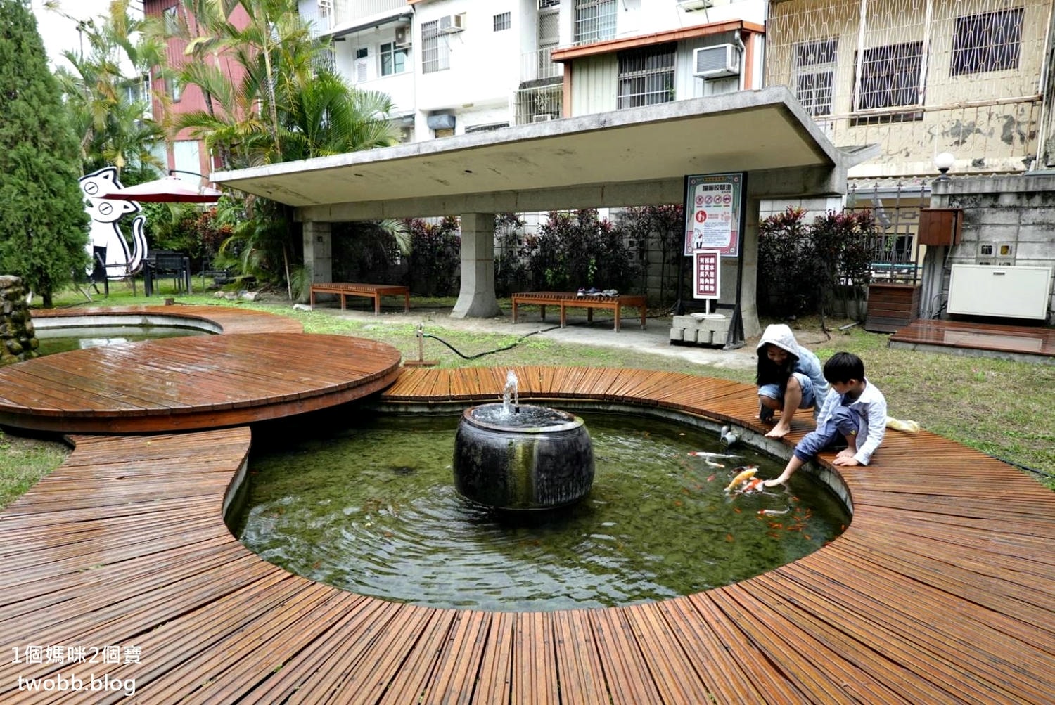【南投景點| 稅務出張所-充滿文創風南投小白宮,戶外區有造景、小魚咬腳還有特洛伊木馬溜滑梯,融合復古東西方及魔法學院風格茶餐廳。 - 第19張圖