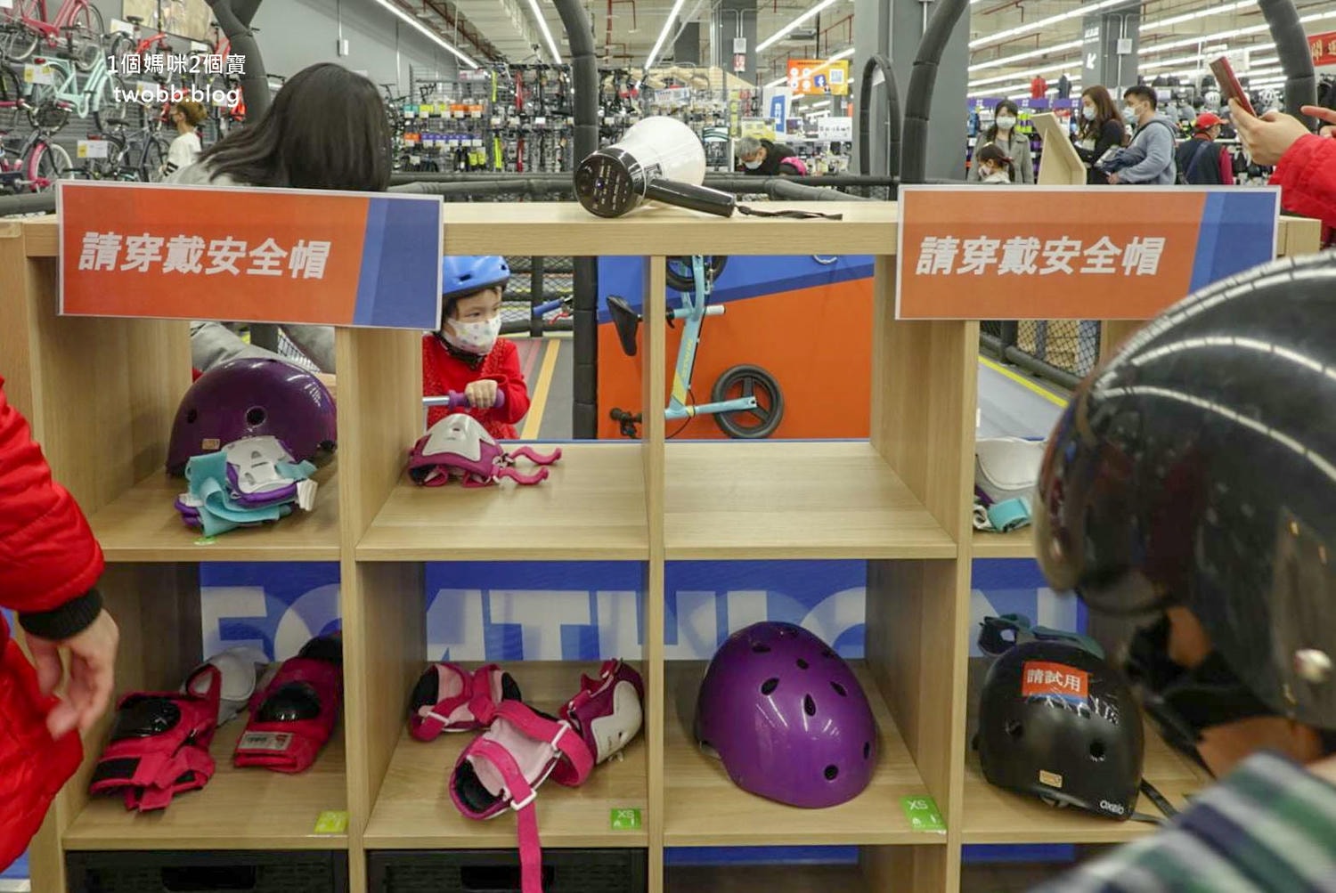 【新北景點| 迪卡儂三重旗艦店-雙北市面積最大旗艦店,互動式運動裝置體驗單車、跑步運動,也有VR大螢幕體驗球類運動。 - 第13張圖 迪卡儂三重旗艦店-25
