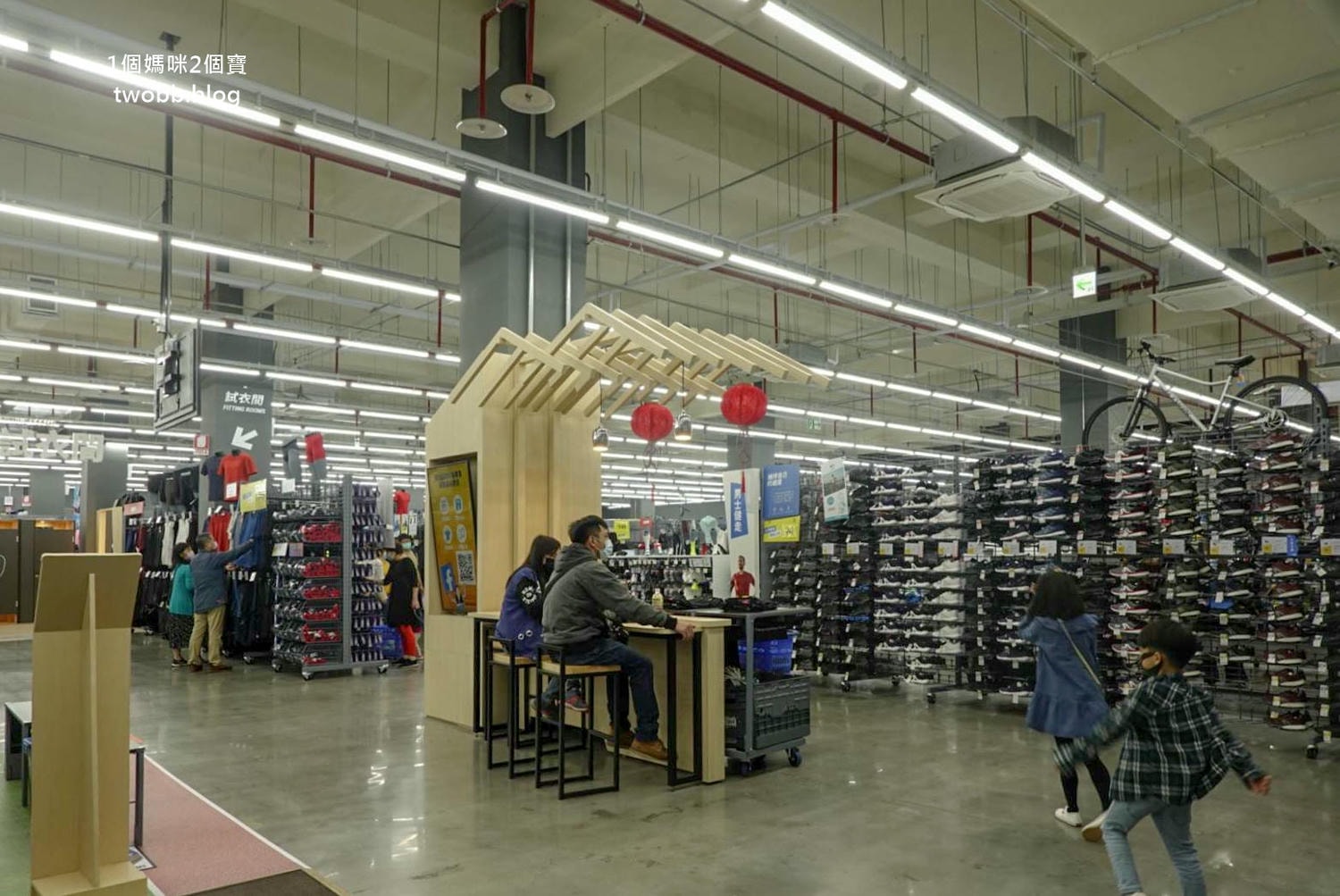 【新北景點| 迪卡儂三重旗艦店-雙北市面積最大旗艦店,互動式運動裝置體驗單車、跑步運動,也有VR大螢幕體驗球類運動。 - 第12張圖 迪卡儂三重旗艦店-27