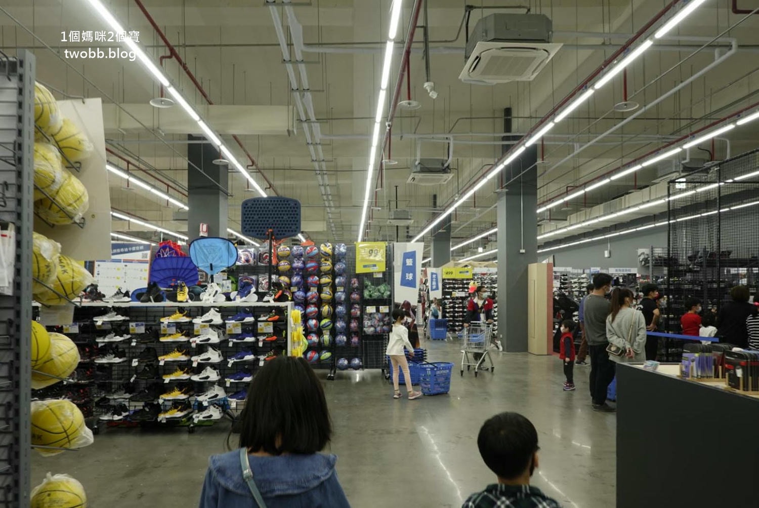 【新北景點| 迪卡儂三重旗艦店-雙北市面積最大旗艦店,互動式運動裝置體驗單車、跑步運動,也有VR大螢幕體驗球類運動。 - 第9張圖 迪卡儂三重旗艦店-30