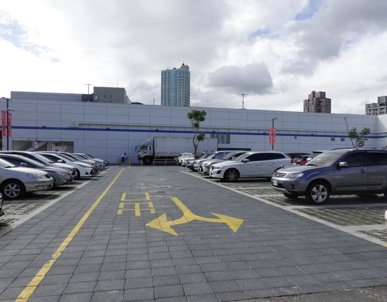 【新北景點| 迪卡儂三重旗艦店-雙北市面積最大旗艦店,互動式運動裝置體驗單車、跑步運動,也有VR大螢幕體驗球類運動。 - 第3張圖 迪卡儂三重旗艦店-39