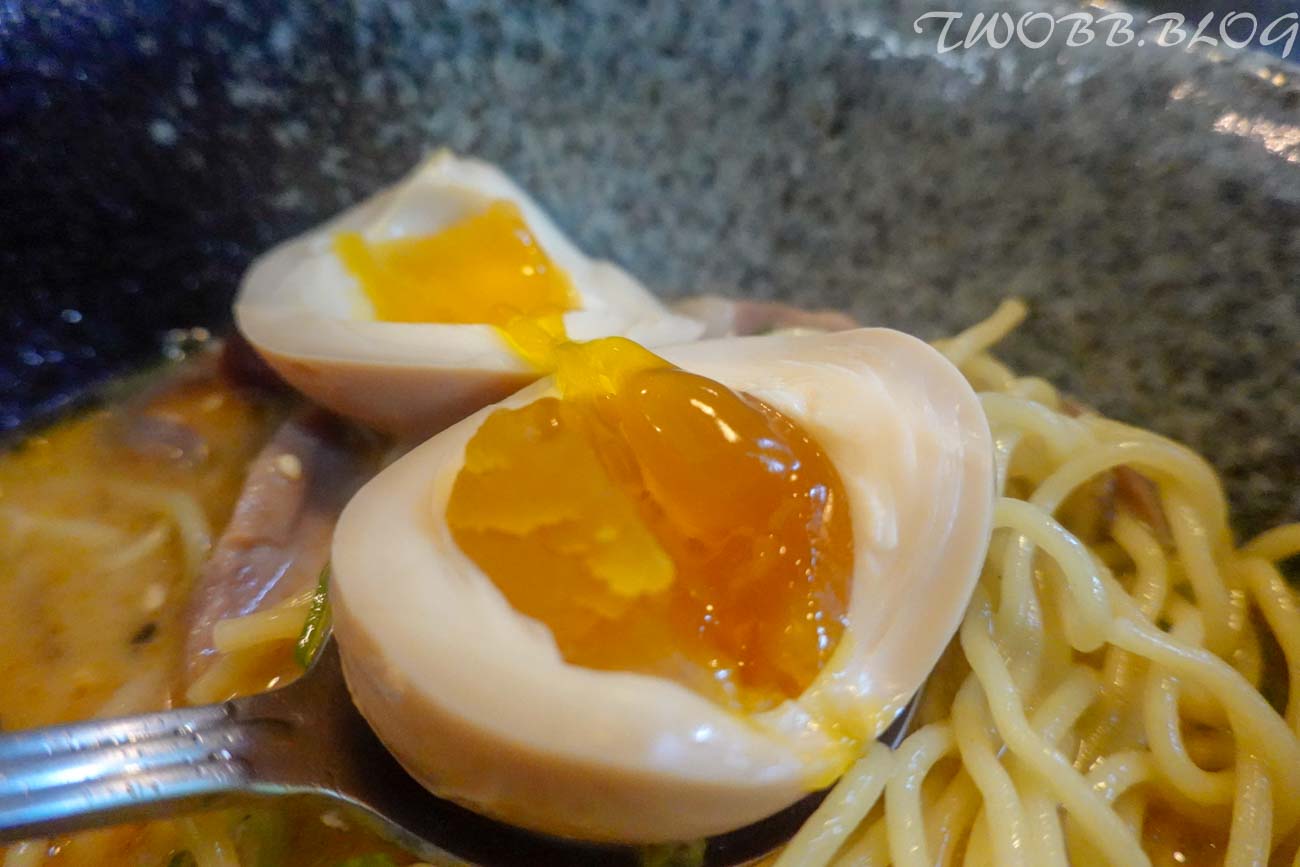 (已歇業)【台中西區美食| 秀麵尊(藍花楹店)-每日限量供應,濃郁湯頭Q彈麵條,一碗吃了會想再來的拉麵。 - 第16張圖