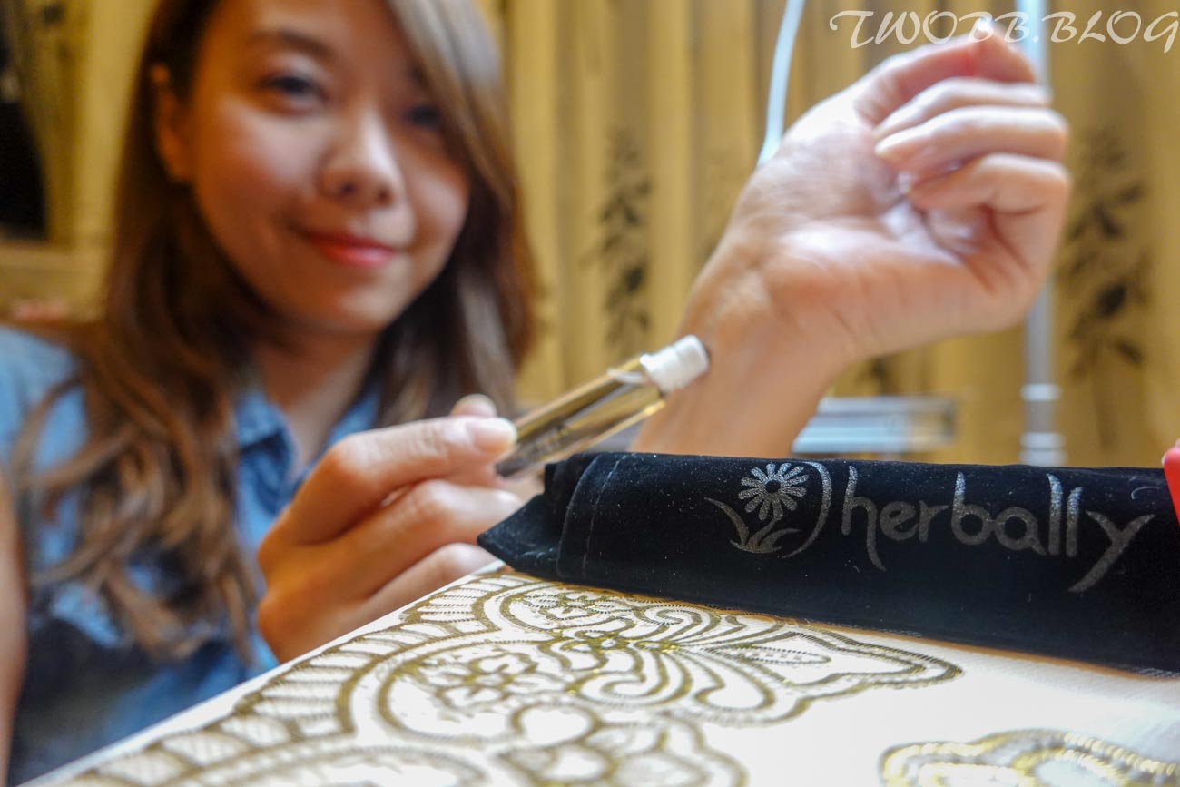 好物分享|herbally 草本真情》典雅造型精油擴香儀,充滿療癒香氣保濕玫瑰原粹精露+天然複方純精油,隨身攜帶精油滾珠瓶,時刻沉浸香氣世界。 - 第26張圖