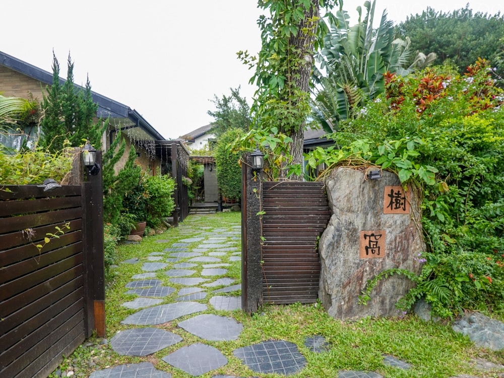 花蓮吉安住宿| 金澤居民宿》親子住宿!日式庭園造景,大榕樹下草皮嬉戲,花草簇擁池塘讓人心曠神怡,遠離塵囂,自行車綠色隧道民宿推薦! - 第10張圖