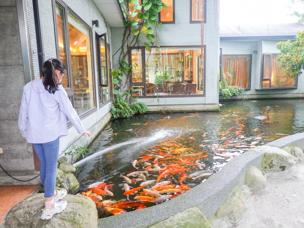 花蓮吉安住宿| 金澤居民宿》親子住宿!日式庭園造景,大榕樹下草皮嬉戲,花草簇擁池塘讓人心曠神怡,遠離塵囂,自行車綠色隧道民宿推薦! - 第37張圖