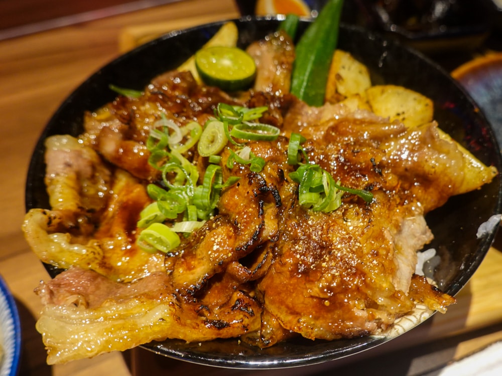 屏東美食| 大河屋燒肉丼串燒-屏東環球店》平價居酒屋,味噌湯、飲品無限量供應,聚餐、約會推薦。 - 第28張圖