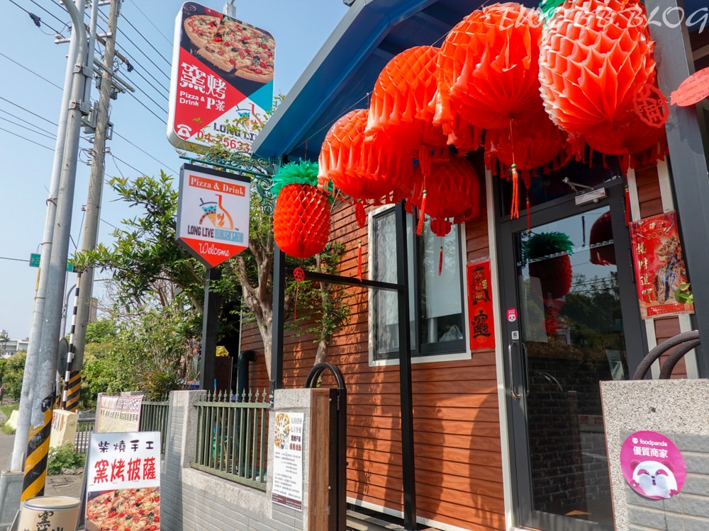 台中美食|Long Live窯烤P茶》潭雅神綠園道的中繼飲食補給站,匯集各式窯烤Pizza口味及焗烤飯,充滿柴香味的煙燻地瓜及飲品小點心, - 第8張圖