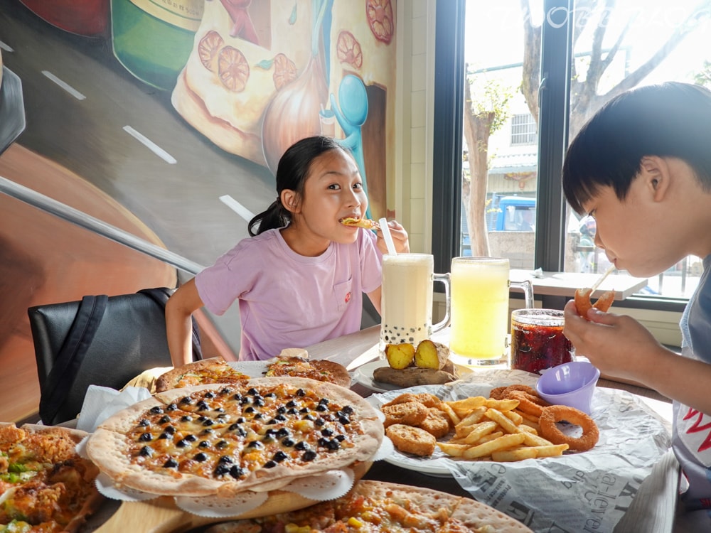 台中美食|Long Live窯烤P茶》潭雅神綠園道的中繼飲食補給站,匯集各式窯烤Pizza口味及焗烤飯,充滿柴香味的煙燻地瓜及飲品小點心, - 第62張圖
