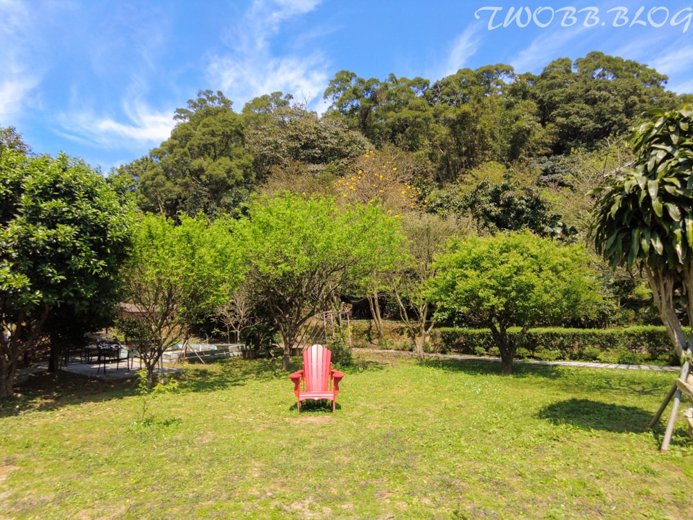新北景點|小馬貝菈-Ezi森活》免門票!三芝親子寵物友善餐廳!陽光下的草坪,沙坑!還可餵食小馬,順遊三生步道,賞櫻與農場秘境一日遊。 - 第54張圖