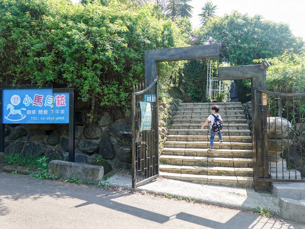 新北景點|小馬貝菈-Ezi森活》免門票!三芝親子寵物友善餐廳!陽光下的草坪,沙坑!還可餵食小馬,順遊三生步道,賞櫻與農場秘境一日遊。 - 第15張圖