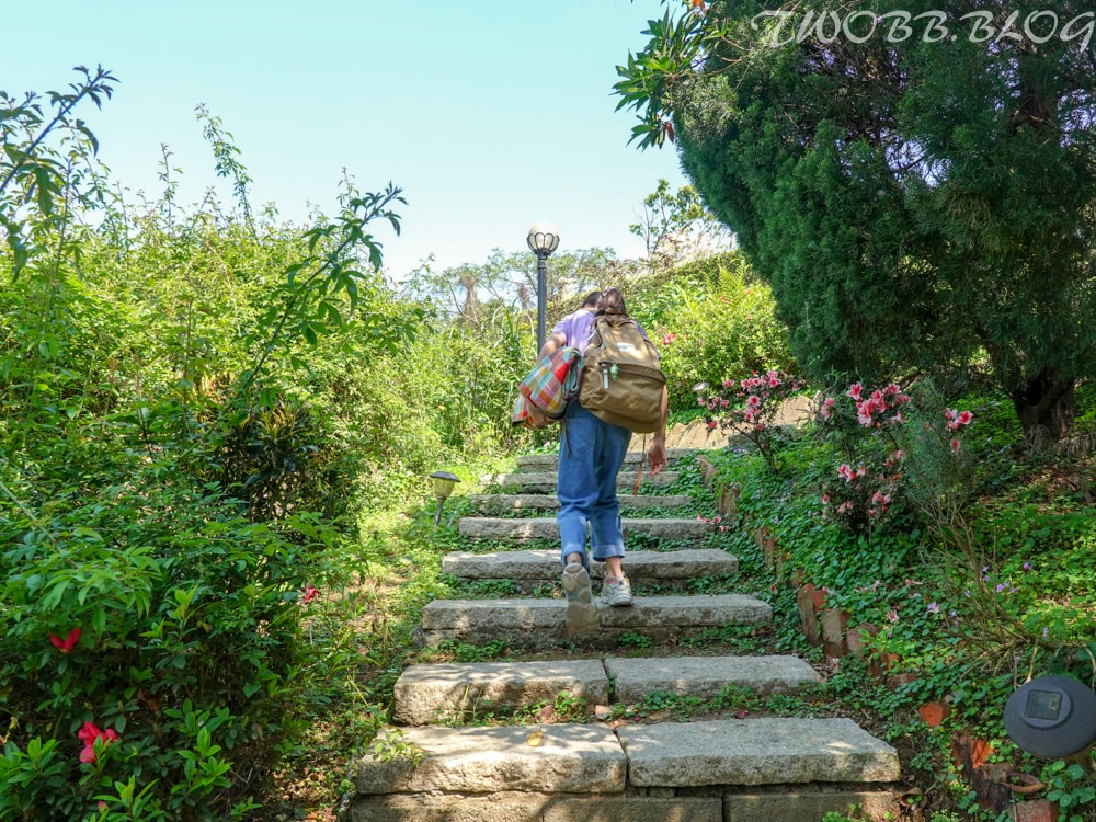新北景點|小馬貝菈-Ezi森活》免門票!三芝親子寵物友善餐廳!陽光下的草坪,沙坑!還可餵食小馬,順遊三生步道,賞櫻與農場秘境一日遊。 - 第16張圖