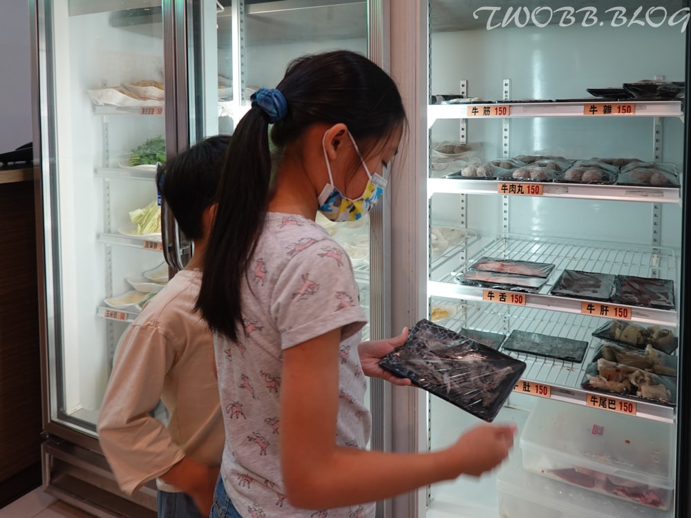 台中美食|菜挫台南溫體牛涮涮鍋-大里總店》新鮮溫體牛,現點現切。真材實料的手工牛肉丸、蝦漿花枝漿,假日座無虛席,務必預約! - 第16張圖