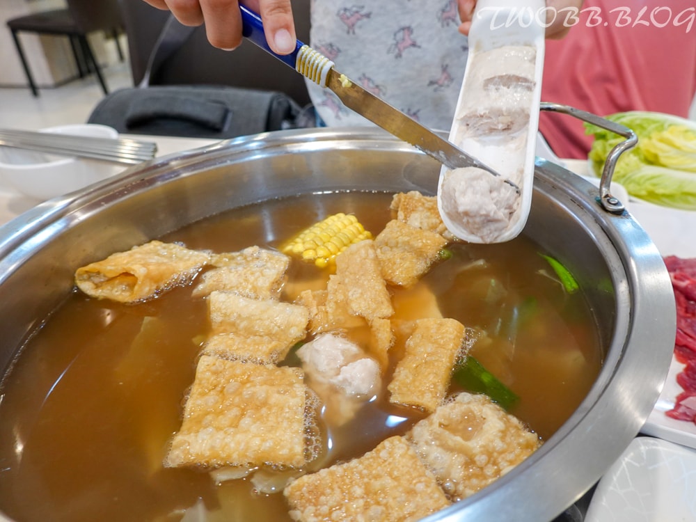 台中美食|菜挫台南溫體牛涮涮鍋-大里總店》新鮮溫體牛,現點現切。真材實料的手工牛肉丸、蝦漿花枝漿,假日座無虛席,務必預約! - 第51張圖