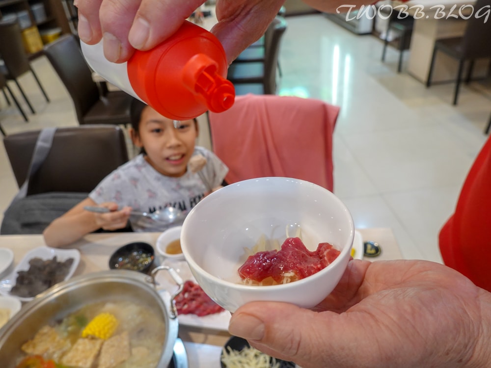 台中美食|菜挫台南溫體牛涮涮鍋-大里總店》新鮮溫體牛,現點現切。真材實料的手工牛肉丸、蝦漿花枝漿,假日座無虛席,務必預約! - 第38張圖