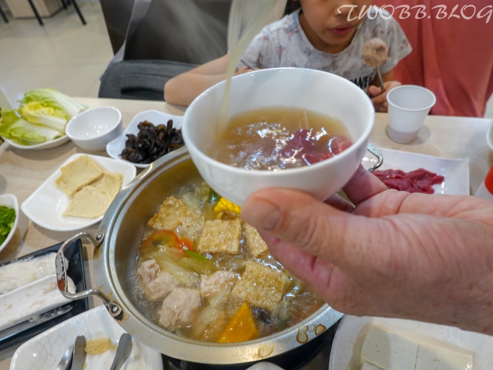 台中美食|菜挫台南溫體牛涮涮鍋-大里總店》新鮮溫體牛,現點現切。真材實料的手工牛肉丸、蝦漿花枝漿,假日座無虛席,務必預約! - 第39張圖