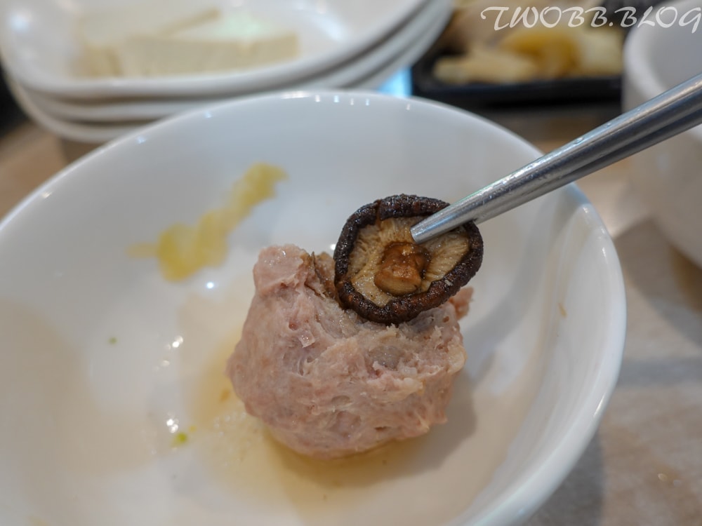 台中美食|菜挫台南溫體牛涮涮鍋-大里總店》新鮮溫體牛,現點現切。真材實料的手工牛肉丸、蝦漿花枝漿,假日座無虛席,務必預約! - 第53張圖