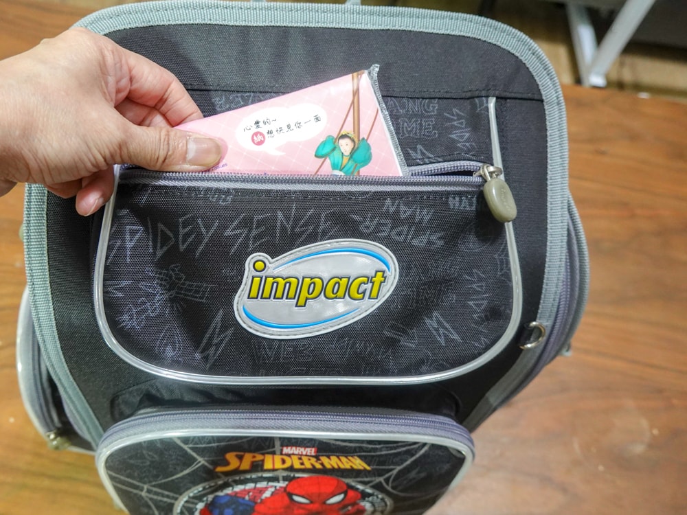 好物分享|impackt怡寶護脊書包》開學季!護脊書包推薦品牌,多項專利及減壓設計,豐富收納隔層好貼心,360度反光加強安全照護,還有六年保固服務,家長很安心! - 第25張圖