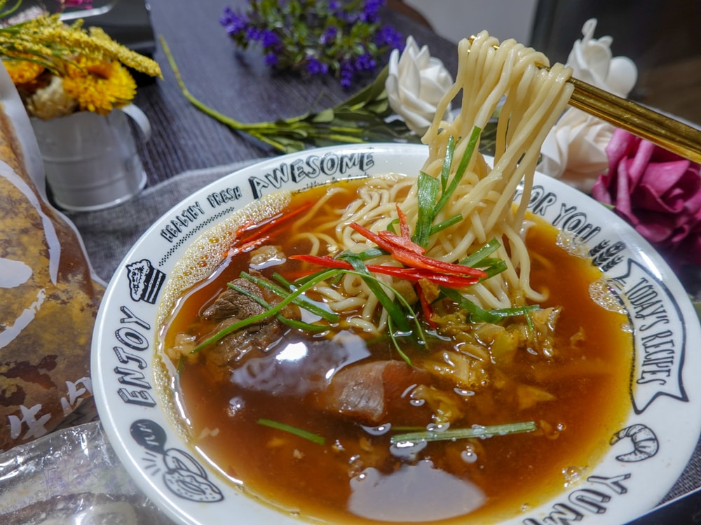 美食分享|煮匙人紅燒牛肉麵》即時料理包推薦!五星飯店主廚親手製作,黃金調配獨門秘方,湯濃麵Q肉大塊,附贈酸菜美味更升級! - 第11張圖 煮匙人紅燒牛肉麵