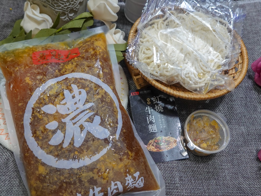 美食分享|煮匙人紅燒牛肉麵》即時料理包推薦!五星飯店主廚親手製作,黃金調配獨門秘方,湯濃麵Q肉大塊,附贈酸菜美味更升級! - 第2張圖 煮匙人紅燒牛肉麵
