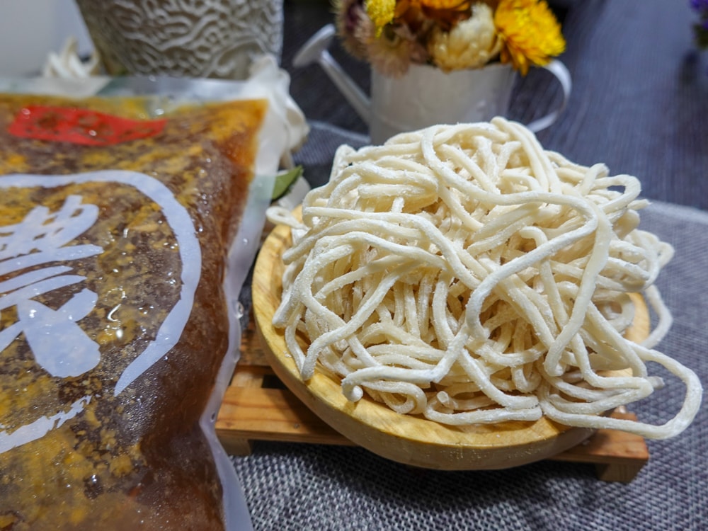 美食分享|煮匙人紅燒牛肉麵》即時料理包推薦!五星飯店主廚親手製作,黃金調配獨門秘方,湯濃麵Q肉大塊,附贈酸菜美味更升級! - 第3張圖