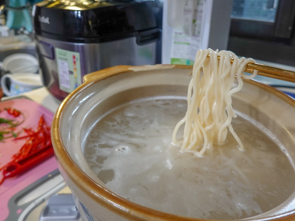 美食分享|煮匙人紅燒牛肉麵》即時料理包推薦!五星飯店主廚親手製作,黃金調配獨門秘方,湯濃麵Q肉大塊,附贈酸菜美味更升級! - 第5張圖