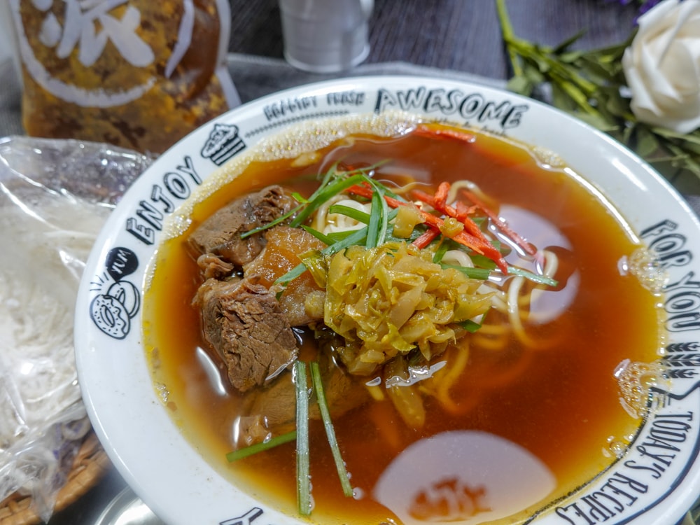 美食分享|煮匙人紅燒牛肉麵》即時料理包推薦!五星飯店主廚親手製作,黃金調配獨門秘方,湯濃麵Q肉大塊,附贈酸菜美味更升級! - 第10張圖 煮匙人紅燒牛肉麵