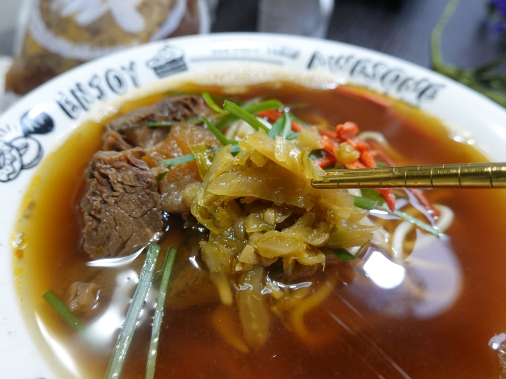 美食分享|煮匙人紅燒牛肉麵》即時料理包推薦!五星飯店主廚親手製作,黃金調配獨門秘方,湯濃麵Q肉大塊,附贈酸菜美味更升級! - 第9張圖 煮匙人紅燒牛肉麵