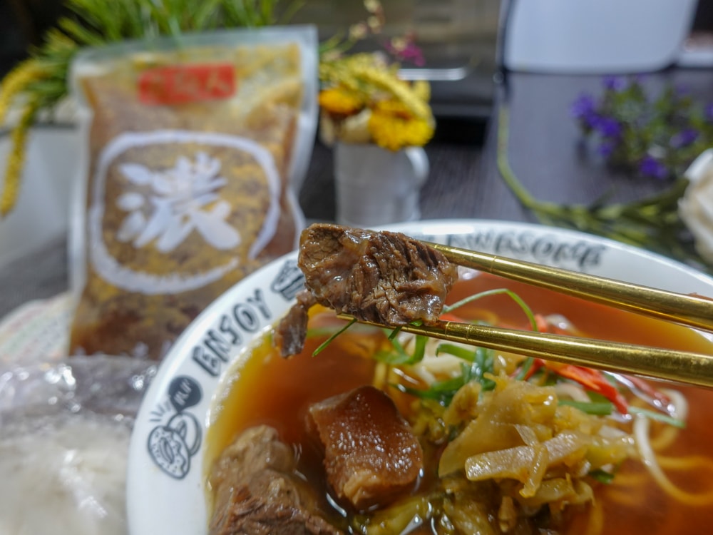 美食分享|煮匙人紅燒牛肉麵》即時料理包推薦!五星飯店主廚親手製作,黃金調配獨門秘方,湯濃麵Q肉大塊,附贈酸菜美味更升級! - 第7張圖 煮匙人紅燒牛肉麵