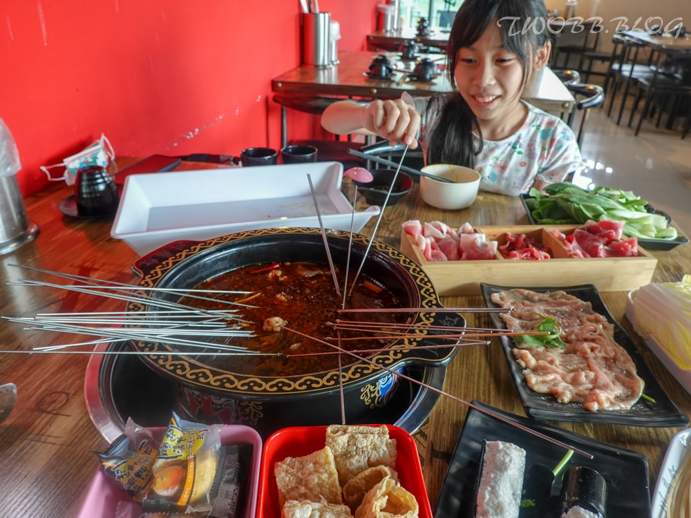 (暫停營業)桃園美食|川鼎紅麻辣鴛鴦串串香-楊梅火鍋推薦!富岡老街超平價10元串串,鄰近中國科技大學及楊梅富岡車站,講究的麻辣湯底及嚴選食材,一吃成主顧! - 第49張圖