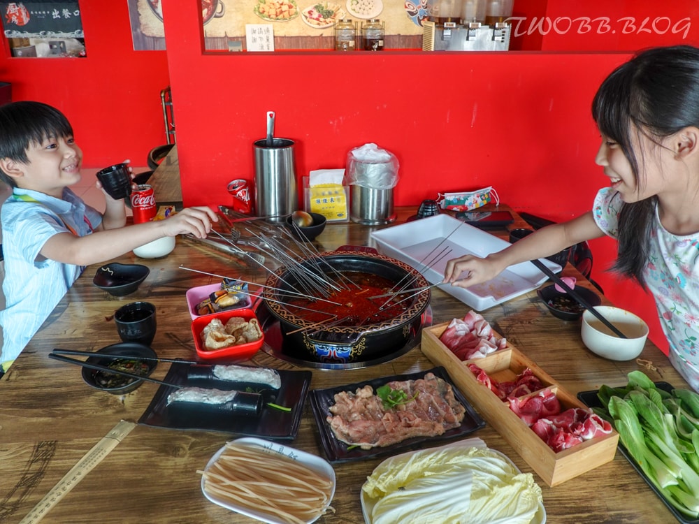 (暫停營業)桃園美食|川鼎紅麻辣鴛鴦串串香-楊梅火鍋推薦!富岡老街超平價10元串串,鄰近中國科技大學及楊梅富岡車站,講究的麻辣湯底及嚴選食材,一吃成主顧! - 第23張圖