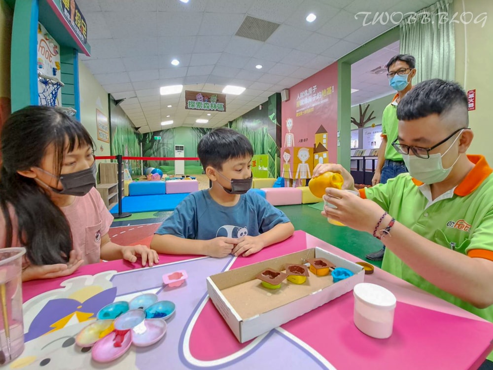 宜蘭景點|台灣足鞋健康知識館(腳丫故事館)》全台首創以腳為主題的觀光工廠,參觀還可免費精密測量腳丫健康狀況、親子DIY體驗及吸收足部保健專業知識。 - 第44張圖